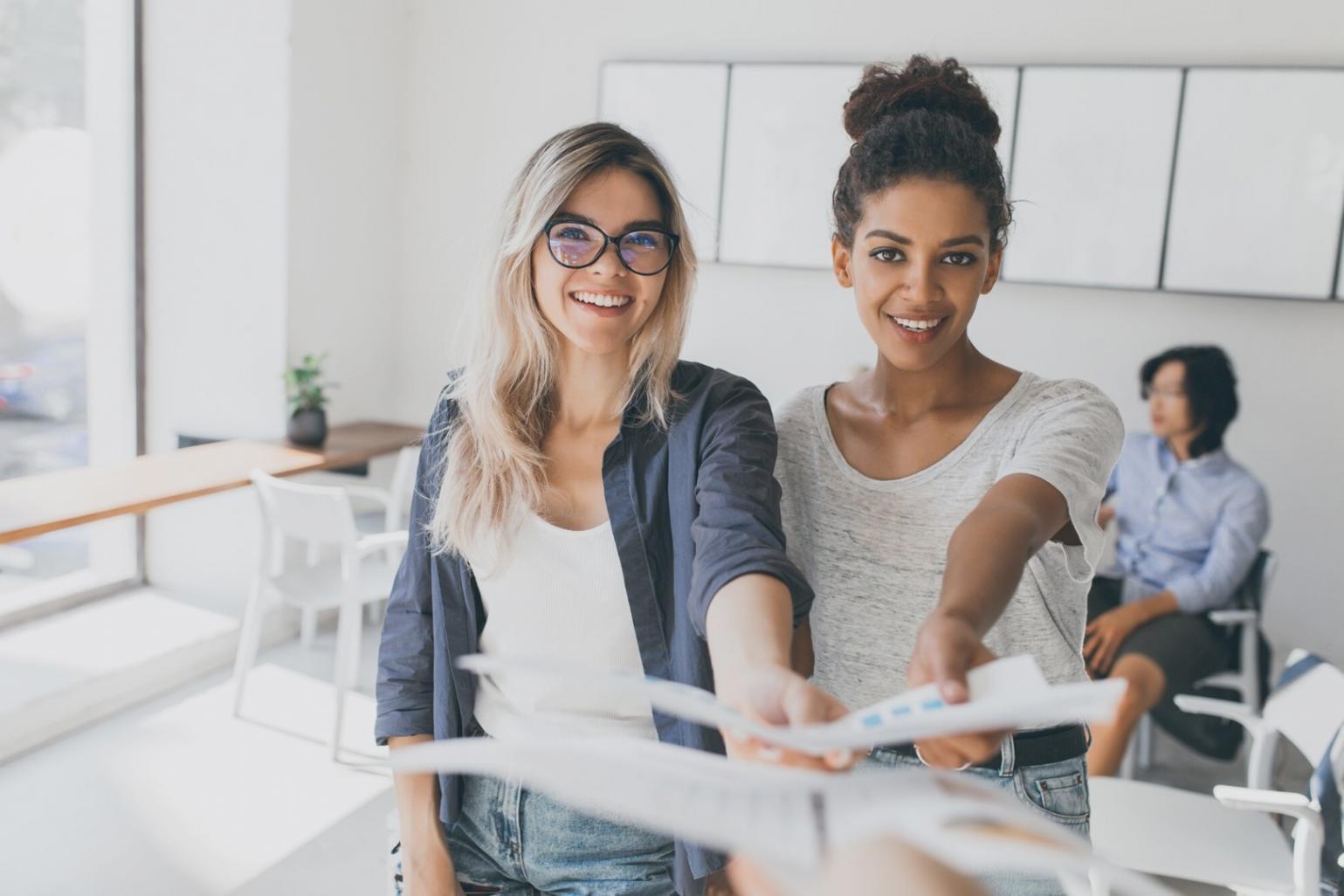 Bureau de conseil financier moderne avec espace de travail organisé